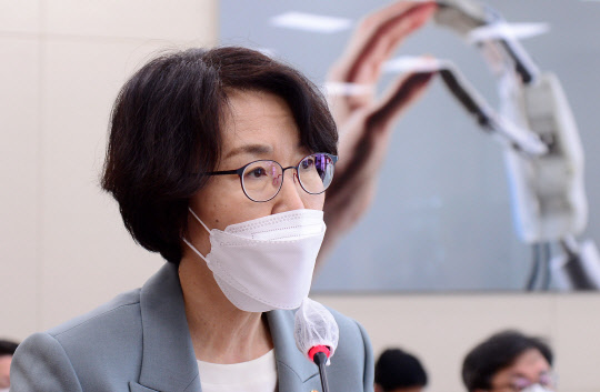 임혜숙 과학기술정보통신부 장관이 1일 오전 서울 여의도 국회에서 열린 과학기술정보방송통신위원회의 과학기술정보통신부, 우정사업본부 등에 대한 국정감사에서 발언하고 있다. 연합뉴스